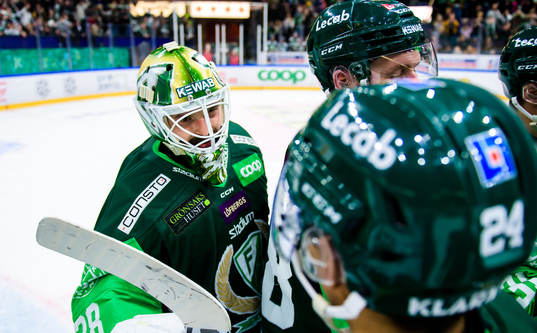 Färjestads målvakt Dominik Furch jublar med lagkamrater