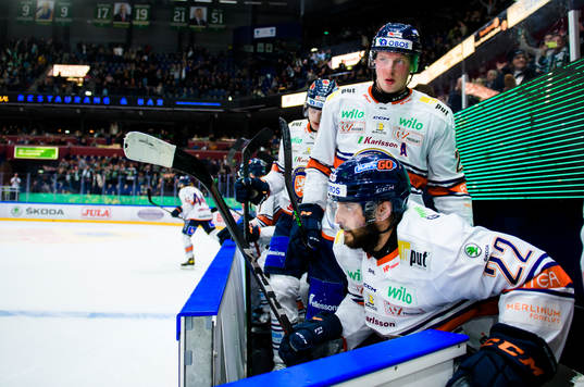 Växjös Tobias Rieder deppar med lagkamrater