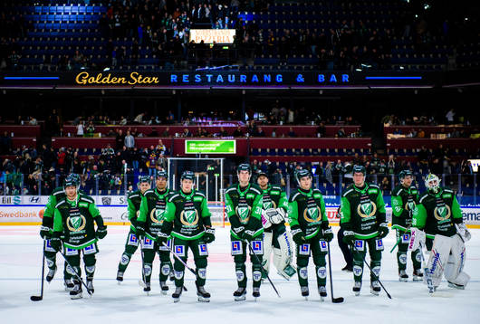 Färjestads spelare jublar och tackar publiken