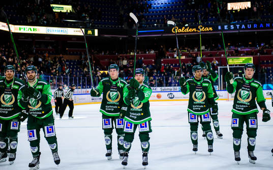 Färjestads spelare jublar och tackar publiken