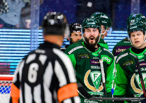 Färjestads Jesse Virtanen i samtal med Domare Sören