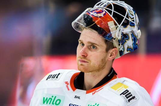 Växjös målvakt Adam Åhman deppar