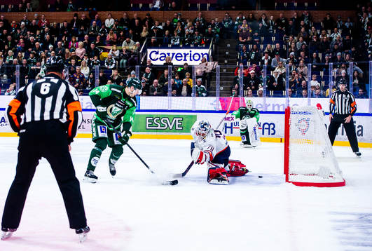 Färjestads Victor Ejdsell skjuter mål på Växjös