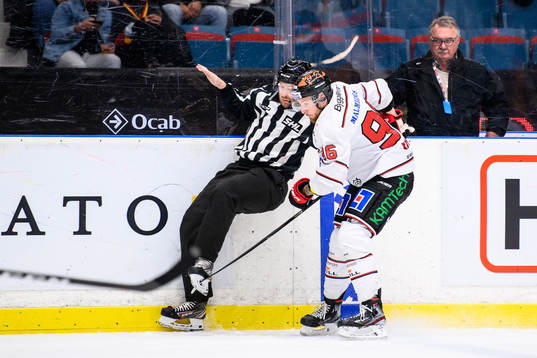 Örebros Robin Kovacs fäller Linjedomare Peter Almerstedt