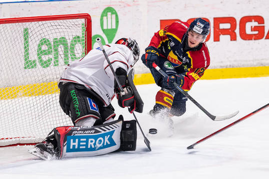 Djurgårdens William Eklund och Örebros målvakt Jhonas