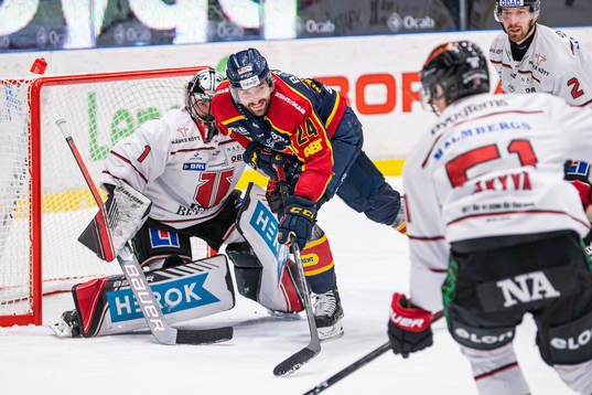 Djurgårdens Ludvig Rensfeldt och Örebros målvakt Jhonas