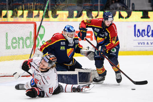 Örebros Rodrigo Abolsfaller framför Djurgårdens målvakt