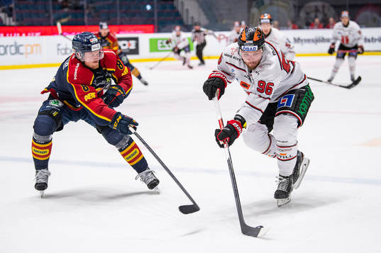 Djurgårdens Linus Arnesson och Örebros Robin Kovacs