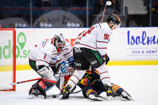 Örebros målvakt Jhonas Enroth och Kristian Näkyvä mot