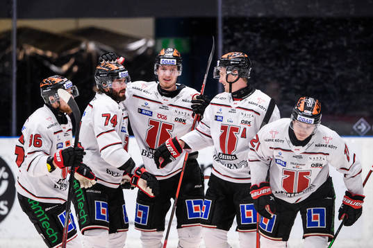 Örebros Linus Öberg jublar med lagkamrater