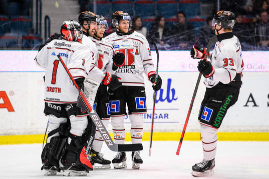 Örebros Kristian Näkyvä jublar med lagkamrater