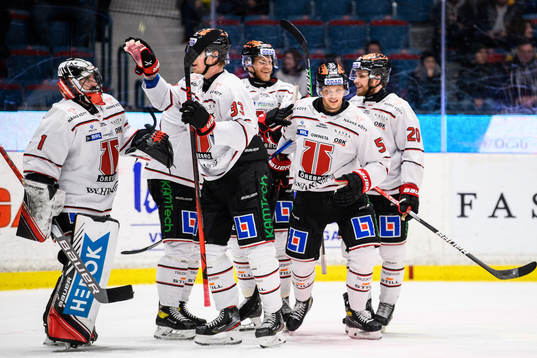 Örebros Kristian Näkyvä jublar med lagkamrater