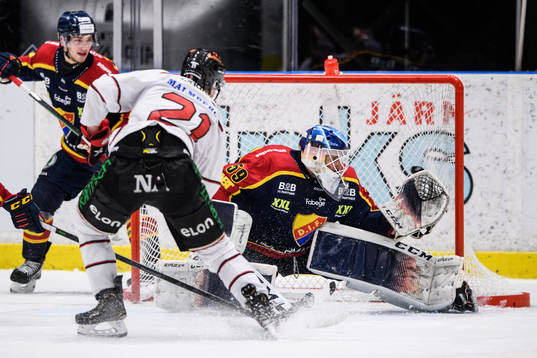 Örebros Linus Öberg gör 0-2 på Djurgårdens målvakt