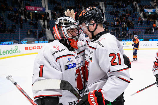 Örebros målvakt Jhonas Enroth och Linus Öberg jublar