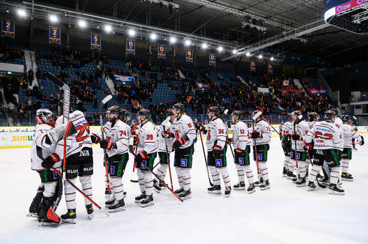 Örebros spelarre jublar