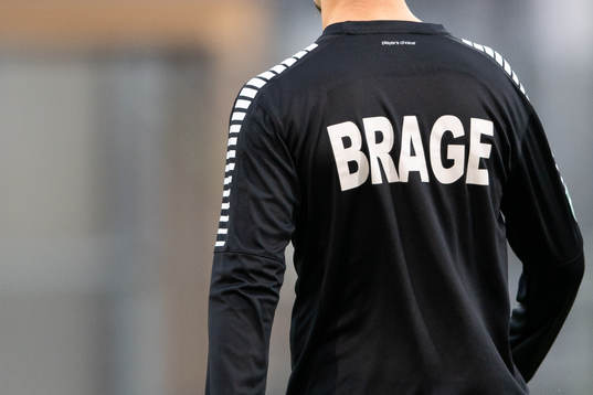 Brage logga på en tröja före fotbollsmatchen i