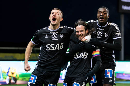 Brages Leonard Pllana,  Robbin Sellin och Adil Titi  jublar