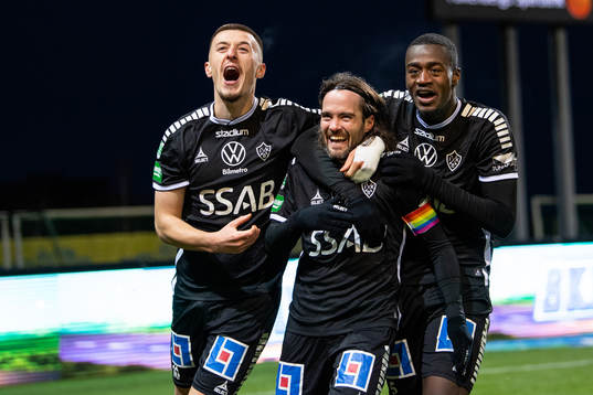 Brages Leonard Pllana, Robbin Sellin och Adil Titi jublar