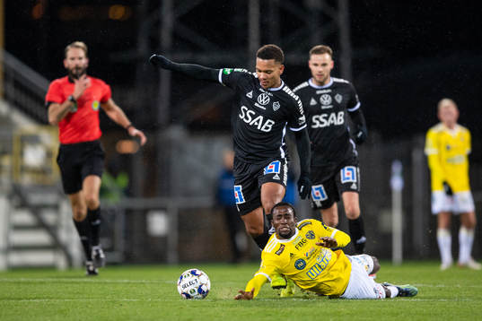Brages Seth Kanteh Hellberg och Falkenbergs Godwin Aguda