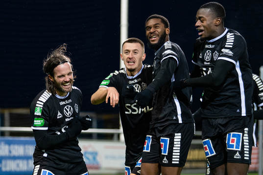 Brages spelare jublar