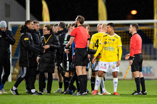 Falkenbergs spelare tackar domaren