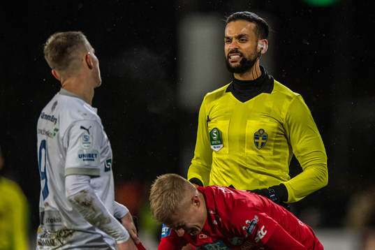 Värnamos Oscar Johansson och domare Farouk Nehdi