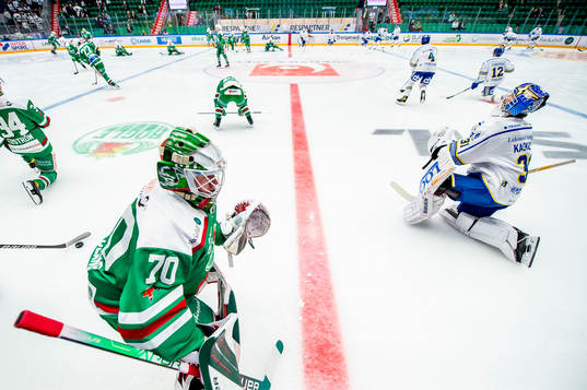 Rögles målvakt Calle Clang och Leksands målvakt Kasimir