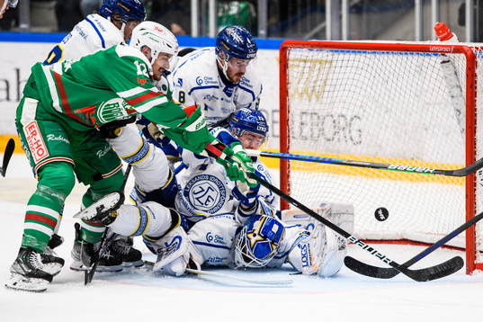 Rögles Brady Ferguson och Leksands Matt Caito i kamp