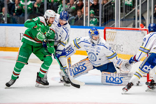Rögles Dennis Everberg  kamp med Leksands David Rosander