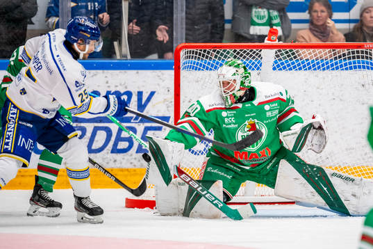 Leksands Carter Camper framför Rögles målvakt Calle Clang