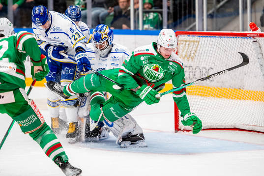 Rögles Adam Edström puttas bort av Leksands Mikael