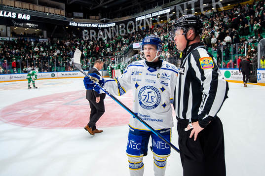 Leksands Patrik Zackrisson i samspråk  med Linjedomare