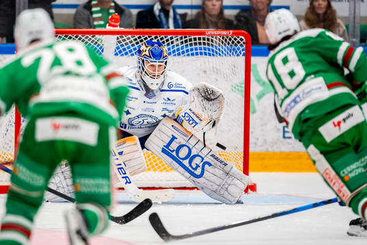Leksands målvakt Kasimir Kaskisuo  räddar Rögles Dennis
