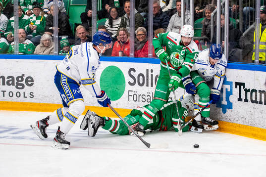 Leksands Benjamin Thomas och Matt Caito ikamp med Rögles