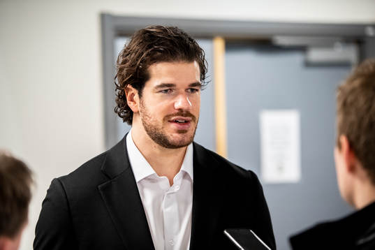 Rögles Eric Gelinas blir intervjuad