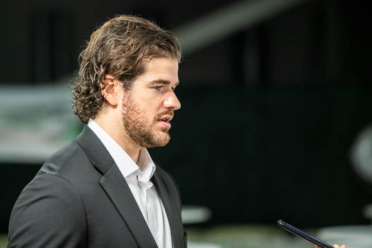 Rögles Eric Gelinas blir intervjuad