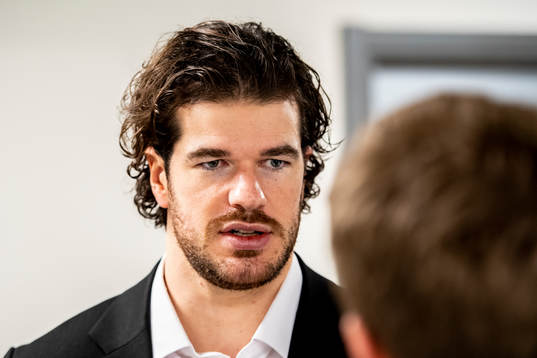Rögles Eric Gelinas blir intervjuad