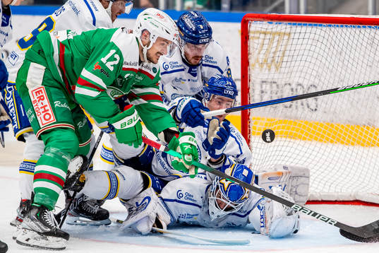 Rögles Brady Ferguson ikapp med Leksands Mikael Ruohomaa