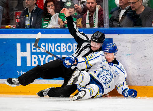 Linjedomare Ludvig Lundgren och Leksands Mikael Ruohomaa