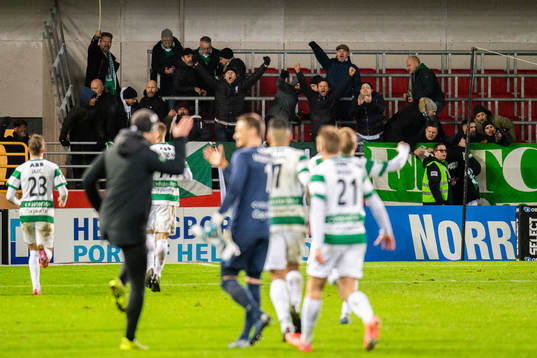 Västerås supportrar och spelare jublar