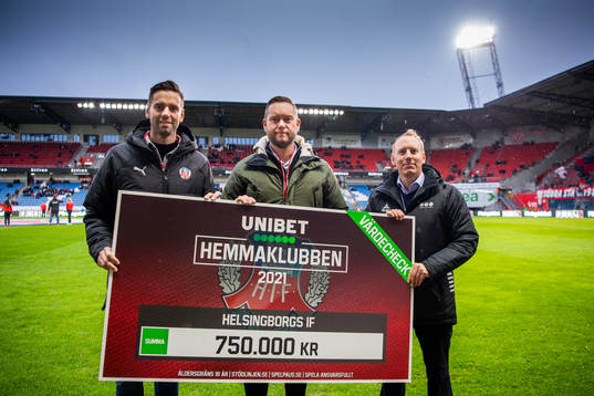 Helsingborgs klubbdirektör Joel Sandborg med en check