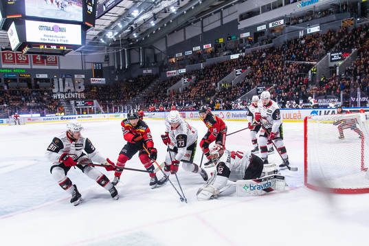 Luleås Erik Gustafsson och Malmö Redhawks Adam Ollas