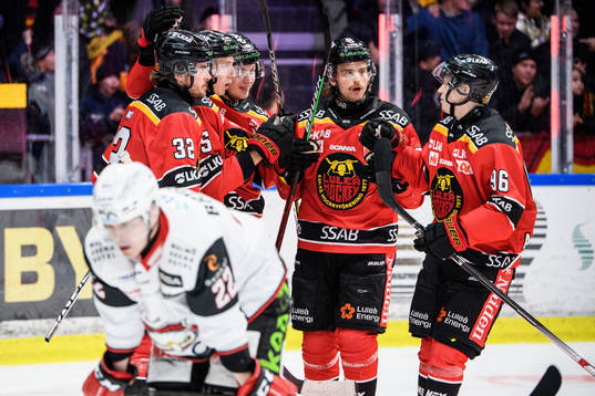 Luleås Carl Mattsson jublar med lagkamrater