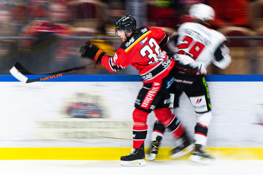 Luleås Oscar Engsund tacklar Malmö Redhawks Eric Engstrand
