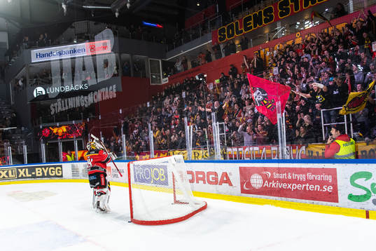 Luleås målvakt Joel Lassinantti tackar supportrarna