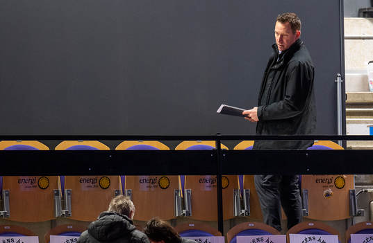 Buffalo Sabres talangscout Adam Mair på läktaren
