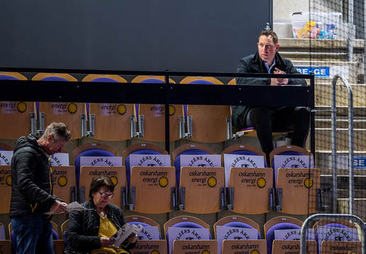 Buffalo Sabres talangscout Adam Mair på läktaren