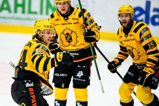 Skellefteås Jonathan Pudas jublar