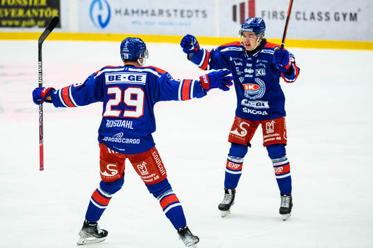 Oskarshamns Kim Rosdahl jublar med Lukas Pilö