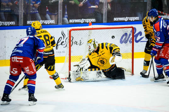 Oskarshamns Jonas Engström gör 2-2 på Skellefteås